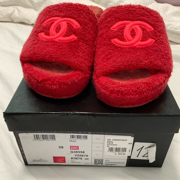Chanel 2022 Interlocking CC Logo Slides red - Picture 10 of 15